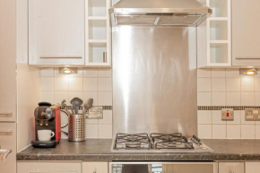 Lit 2BR flat with balcony near Canary Wharf, 1min DLR
